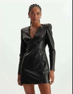 VESTIDO COM OMBREIRAS E DECOTE V LANÇA PERFUME