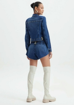 Jaqueta Jeans Trucker Azul Lança Perfume Easy na internet