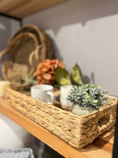 BANDEJA RECTANGULAR CON ASAS 60 X 30 X 13CM / LAS LILAS HOME - comprar online