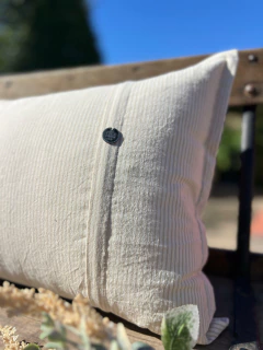 ALMOHADON 60 X 40 TUSOR MIL RAYAS ARENA / LAS LILAS HOME en internet