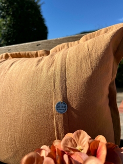 ALMOHADON 60 x 40 TUSOR CANELA / LAS LILAS HOME en internet