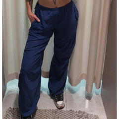 calca fitness alto giro modelo parachute cargo com bolsos e regulagem na cintura e na barra, super esitlosa