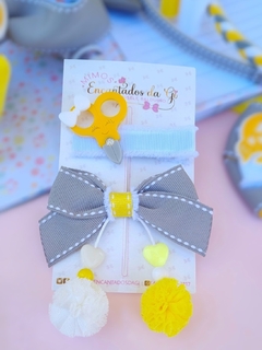Dupla hair clips (aplique livro + laço pompons)