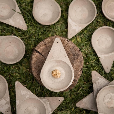 Sahumador de cemento triangular