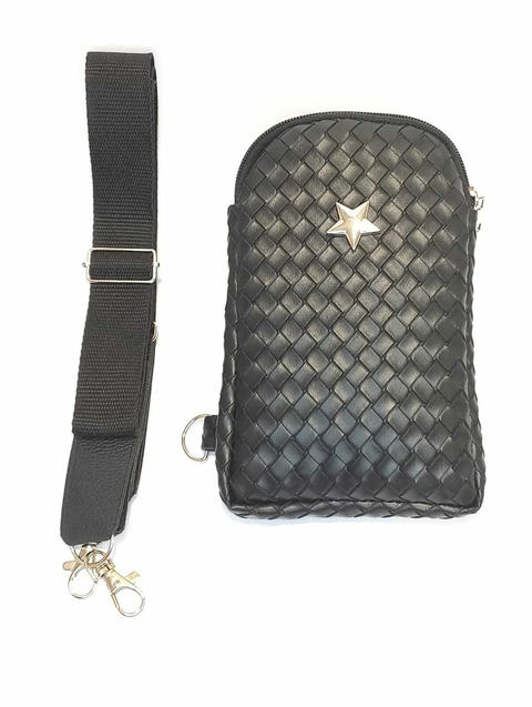 BANDOLERA PORTACELULAR TRENZADO NEGRO.