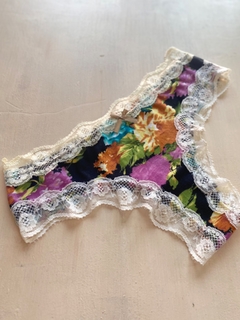 Culotte Floreado y puntilla hueso. Lb