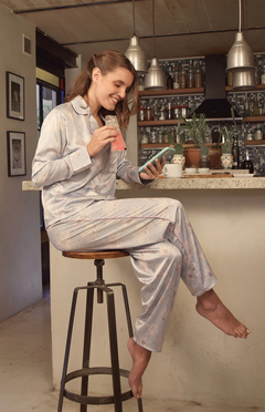 PIJAMA DE SATÉN GINEBRA FLORES en internet