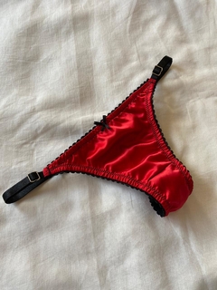 LESS SATEN ROJA