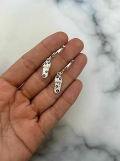 argollitas acero blanco y chanclas azules