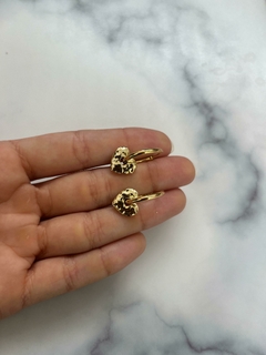 Argollitas de acero dorado y corazones