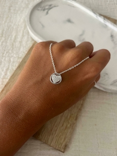 Cadena de acero blanco y circulo con corazón