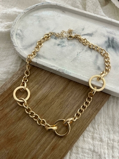 Choker dorado y círculos