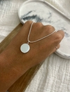 Cadena de acero blanco y medalla