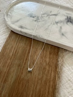 Cadena de plata y letra M pasante - comprar online