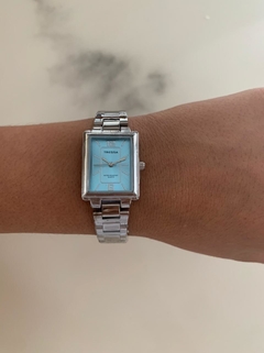 Reloj tressa plateado fondo celeste - comprar online