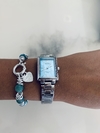 Reloj tressa plateado fondo celeste