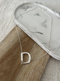 cadena acero blanco y letra D en internet