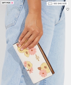 Slim Zip Wallet With Floral Cluster Print en internet