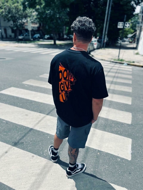 REMERA OVERSIZE DON'T GIVE UP - NEGRA - comprar online