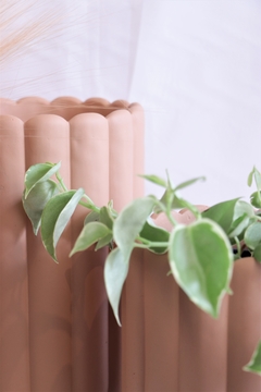 vaso cachepô em cimento com frisos terracota - Les Marie
