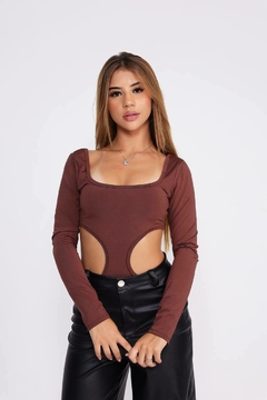 Body Penélope marrom na internet