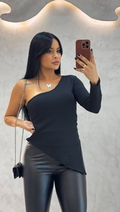 Blusa assimétrica nula manga preta