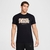 Camiseta Nike na cor preta com estampa "SWOOSH" na frente, modelo masculino.