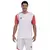 Homem sorridente vestindo a camisa Umbro England Pack, com mangas vermelhas e corpo branco.