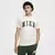 Camiseta Nike Sportswear Club branca com estampa verde "NIKE" na frente, modelo masculino.