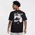 Camiseta Nike com estampa divertida nas costas, apresentando a frase "Shoe loves me" e "Shoe loves me not", em um fundo preto.