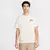 Modelo masculino usando camiseta Nike SB Tee Logo LB na cor clara, com logo Nike SB estampado no peito.
