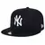 Boné New Era 5950 na cor branca e preta com logo dos New York Yankees