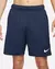Shorts Nike DF Epic Knit 8in na cor azul marinho com logo branco na perna esquerda, usado por modelo masculino