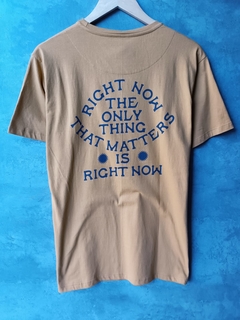 Remera Estampa Esp Mostaza BTK - comprar online