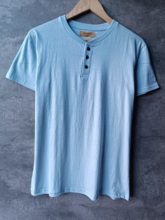 Remera Henley Celeste ESFR