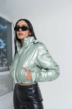PUFFER METALIZADA CON CAPUCHA DESMONTABLE COMBINADA EN PLATEADO Y PUÑO