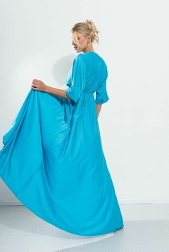 Imagen de Vestido de crepe sedoso con manga cruzado con tajo