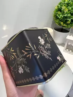LATA KALA EMPORIUM CON JABÓN LABRADO Y ESPONJA - Gruya Objetos