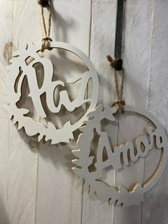 DUO DE COLGANTES MADERA AMOR Y PAZ ✨ - comprar online