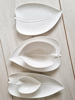 Bandeja de porcelana blanca en forma de hoja.