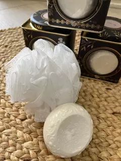Imagen de LATA KALA EMPORIUM CON JABÓN LABRADO Y ESPONJA