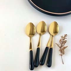 SET x 6 CUCHARAS DE POSTRE DORADAS MANGO NEGRO O BLANCO15 CM