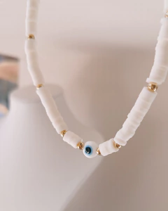 collar fimo blanco y ojito celeste (dorado)