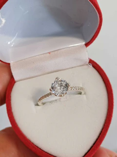 Anillo con piedra central y detalles
