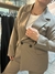 BLAZER LARGO DOS BOTONES FORRADO Y BOLSILLOS ADELANTE - AY CARMELA!