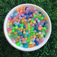 Miçanga Plástica Fluorescente Brilha no Escuro Colorida 6/8mm