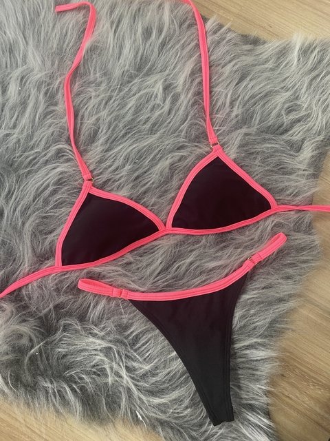 Biquíni preto com rosa neon estilo moda blogueira