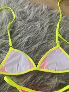 Biquíni Tricolor rosa neon com amarelo estilo blogueira - comprar online