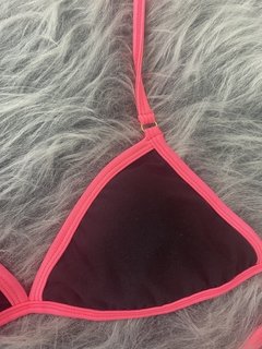Biquíni preto com rosa neon estilo moda blogueira