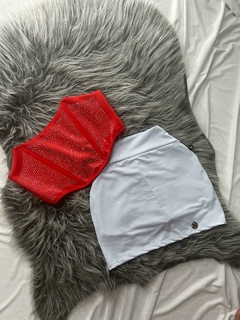conjunto feminino Natal saia branca lisa HAPPYCAT e cropped corselet corse brilhoso neoprene vermelho